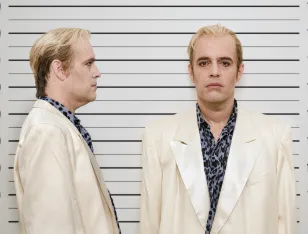 Ein Mann steht einmal seitlich und einmal frontal vor einer Wand, wie bei einem Polizeifoto