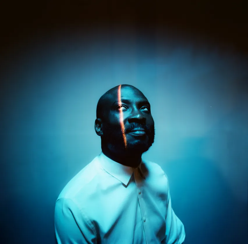 Eine Person blickt im blauen Licht nach oben.