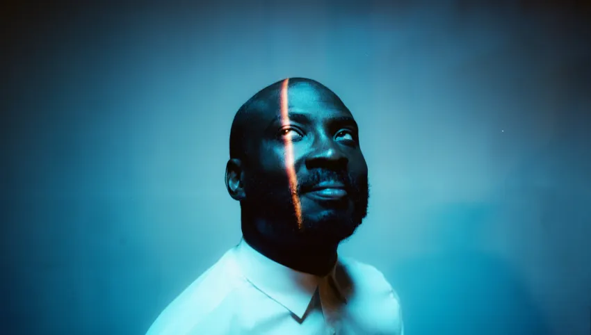 Eine Person blickt im blauen Licht nach oben.