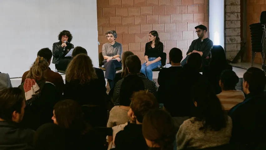 Sahar Rahimi moderiert ein Gespräch mit drei Gästen
