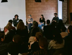 Sahar Rahimi moderiert ein Gespräch mit drei Gästen