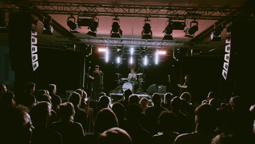 Die Berliner Band "Acht Eimer Hühnerherzen" spielt vor dem Publikum der Brechtnacht