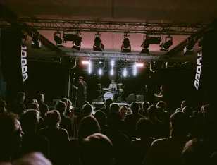 Die Berliner Band "Acht Eimer Hühnerherzen" spielt vor dem Publikum der Brechtnacht