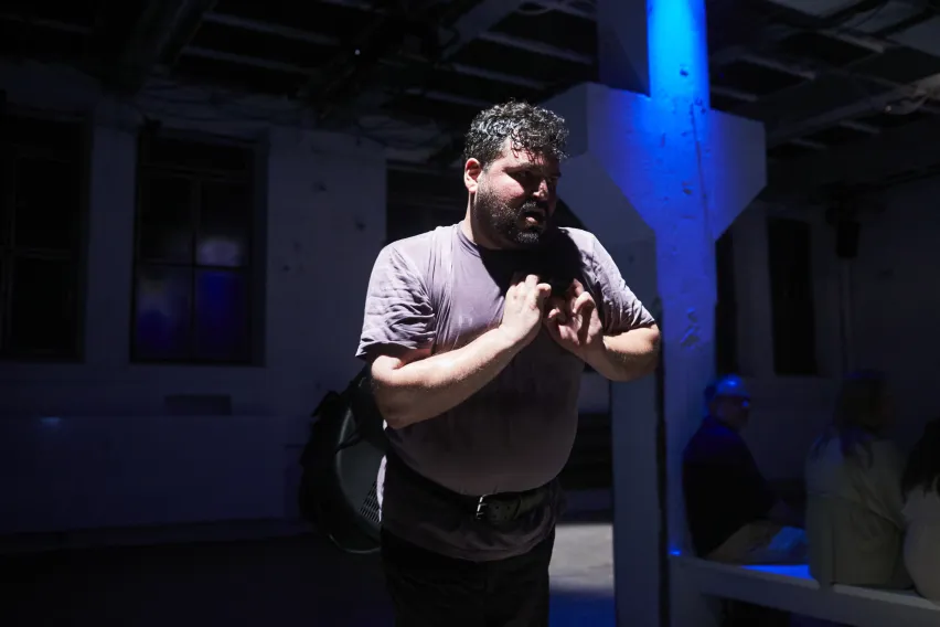 Eine Person, die etwas über ihre linke Schulter auf dem Rücken trägt.