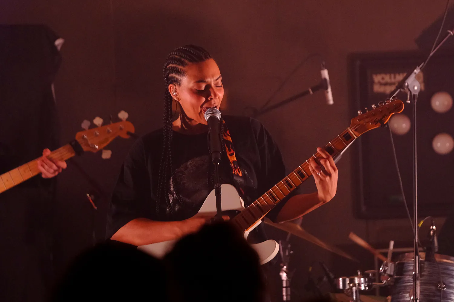 Nenda singt und spielt dazu Gitarre