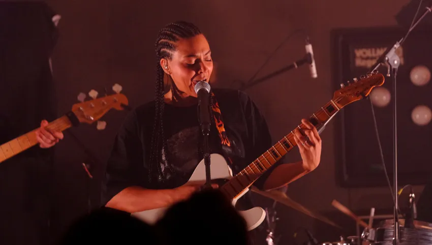 Nenda singt und spielt dazu Gitarre