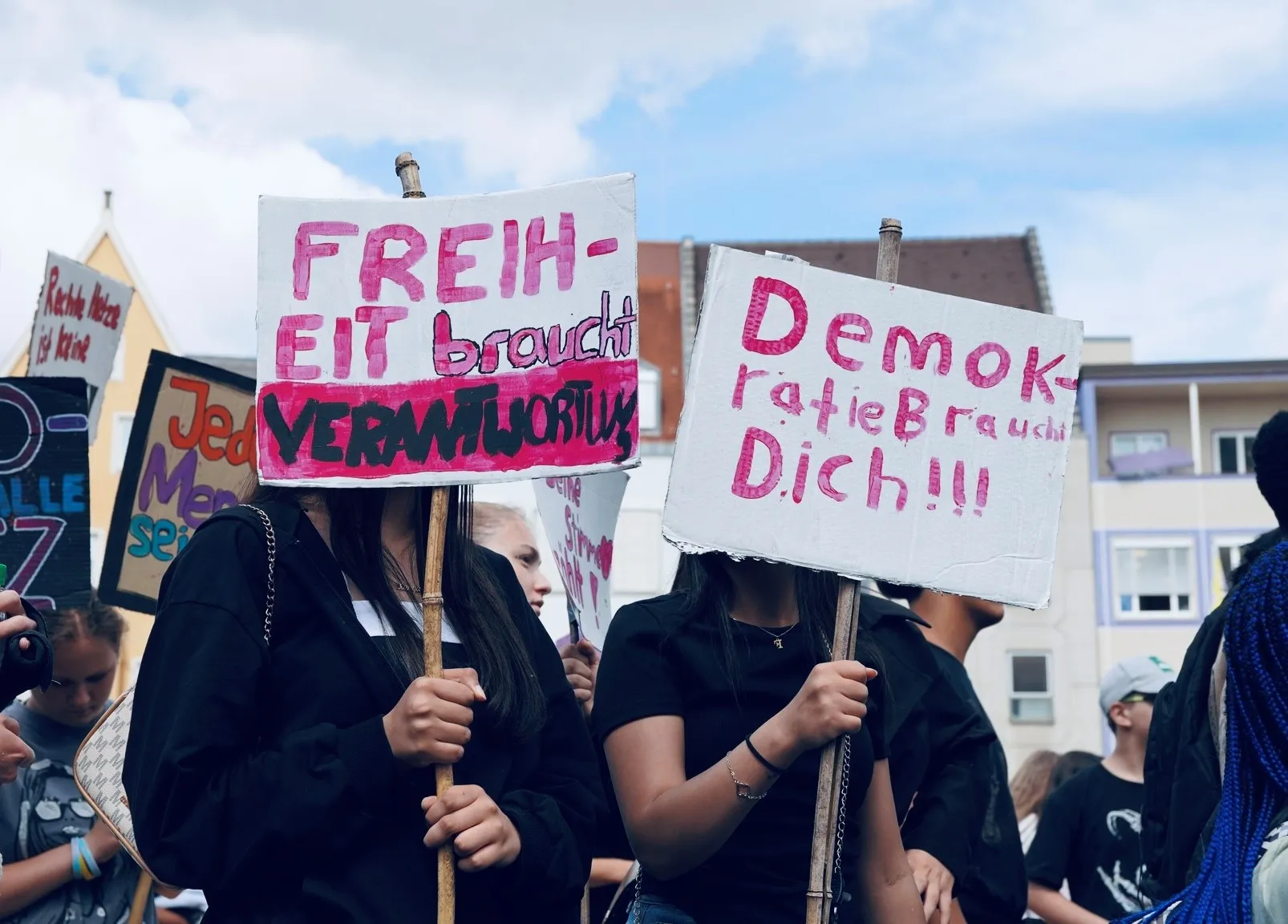 Plakate mit den Texten „Freiheit braucht Verantwortung“ und „Demokratie braucht Dich!!!“