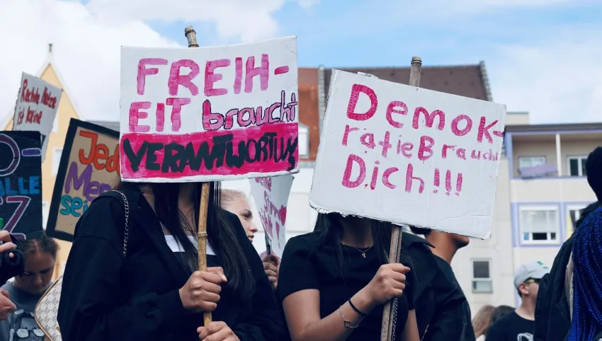 Plakate mit den Texten „Freiheit braucht Verantwortung“ und „Demokratie braucht Dich!!!“