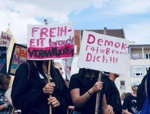 Plakate mit den Texten „Freiheit braucht Verantwortung“ und „Demokratie braucht Dich!!!“