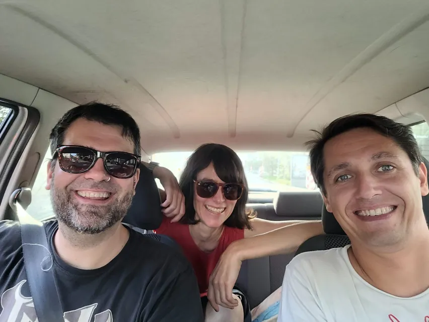 Ein Selfie von Stefanie Schrank, Ferdinand Führer und Roland van Oystern in einem Auto.