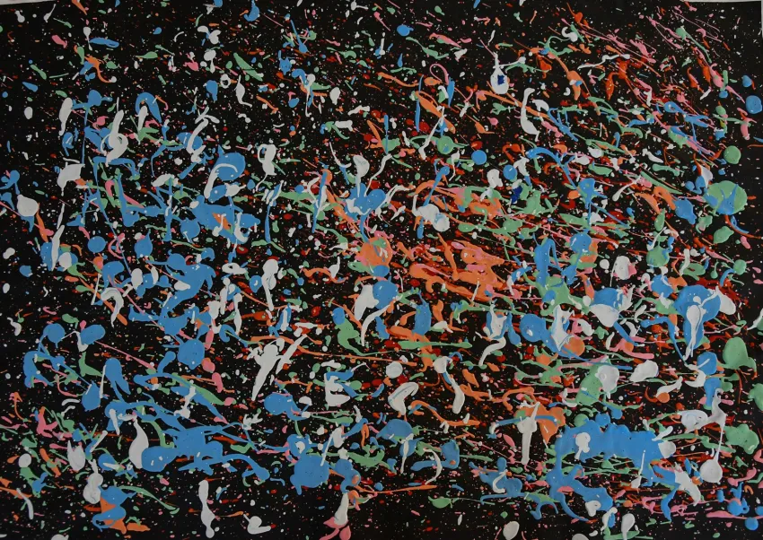 Bunte Farbkleckse auf schwarzem Hintergrund