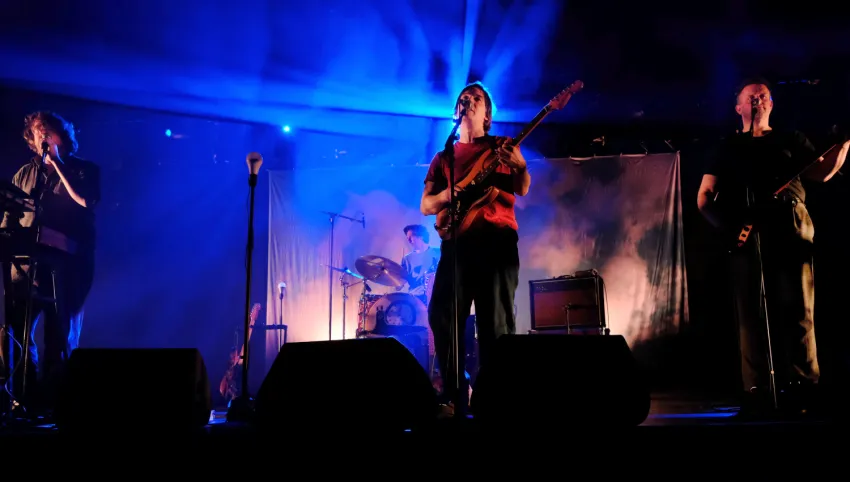 Momentaufnahme des Konzerts von Die Höchste Eisenbahn beim Brechtfestival