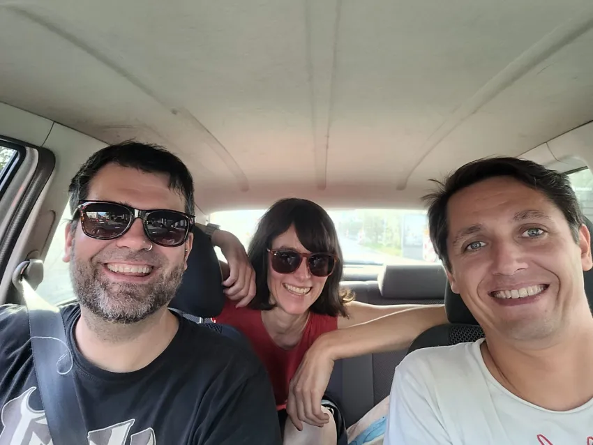 Ein Selfie von Stefanie Schrank, Ferdinand Führer und Roland van Oystern in einem Auto.