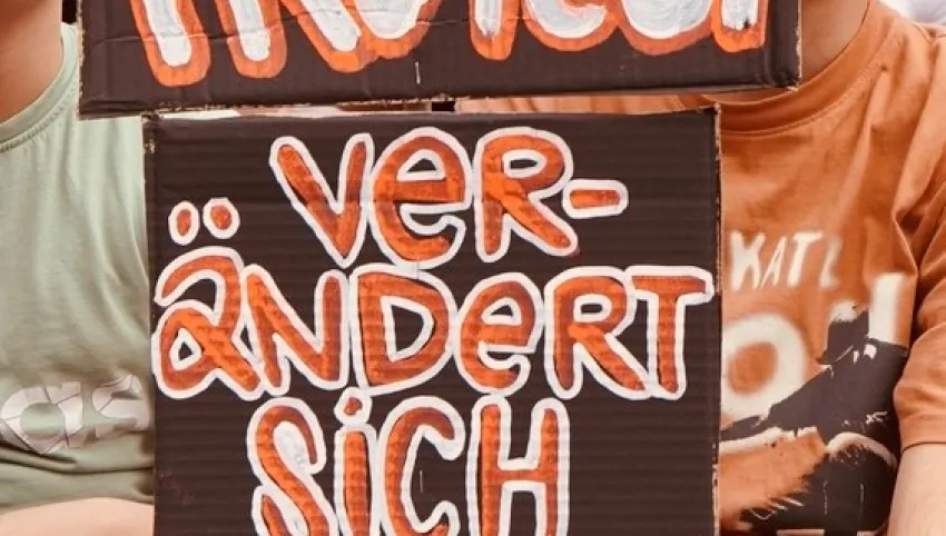 Plakate mit dem Text „Ohne Protest verändert sich nix"