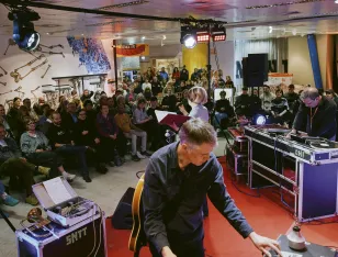 Die Schauspielerin Karla Andrä performt vor Publikum im Festivalzentrum Texte aus dem Gästebuch des Brechthauses mit musikalischer Untermalung von Moritz Illner und Markus Christ