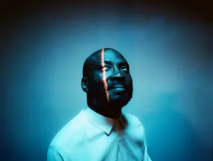 Eine Person blickt im blauen Licht nach oben.